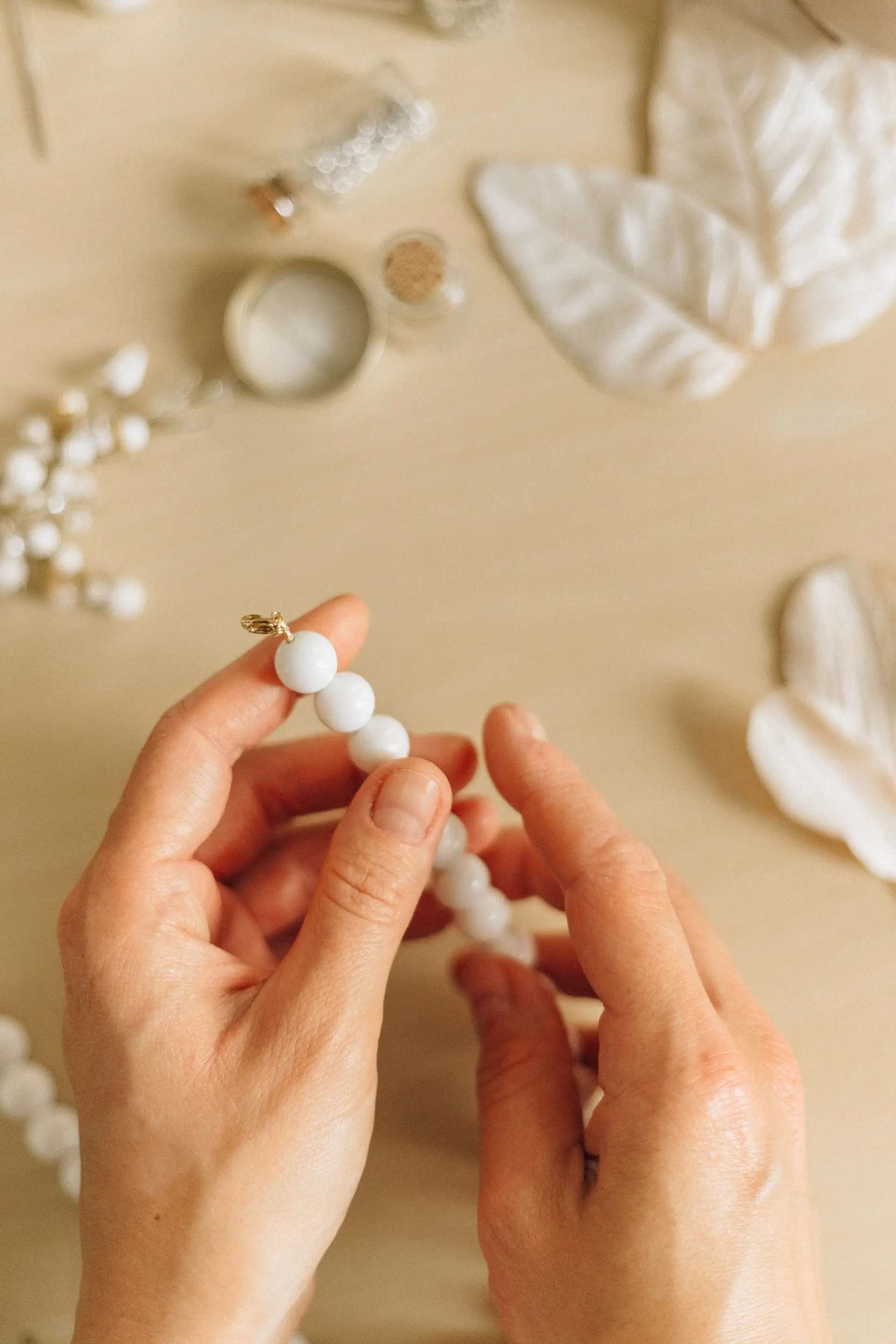 Hand assembly of jewellery